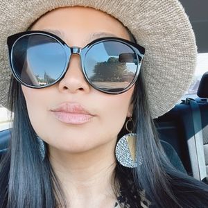 Meet your Posher, Ella